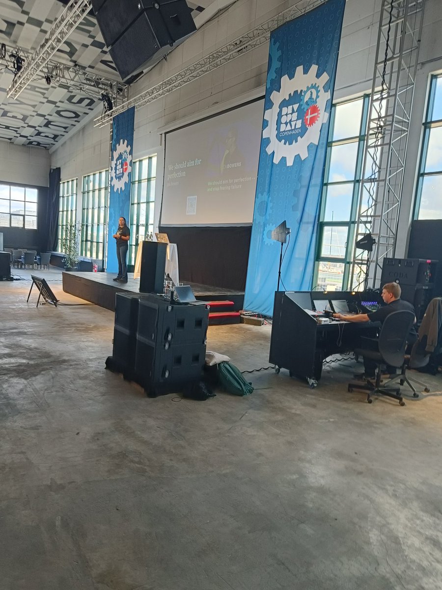 RandomSort's tweet image. At @devopsdayscph @ixchelruiz opens our track with a great talk on failure.