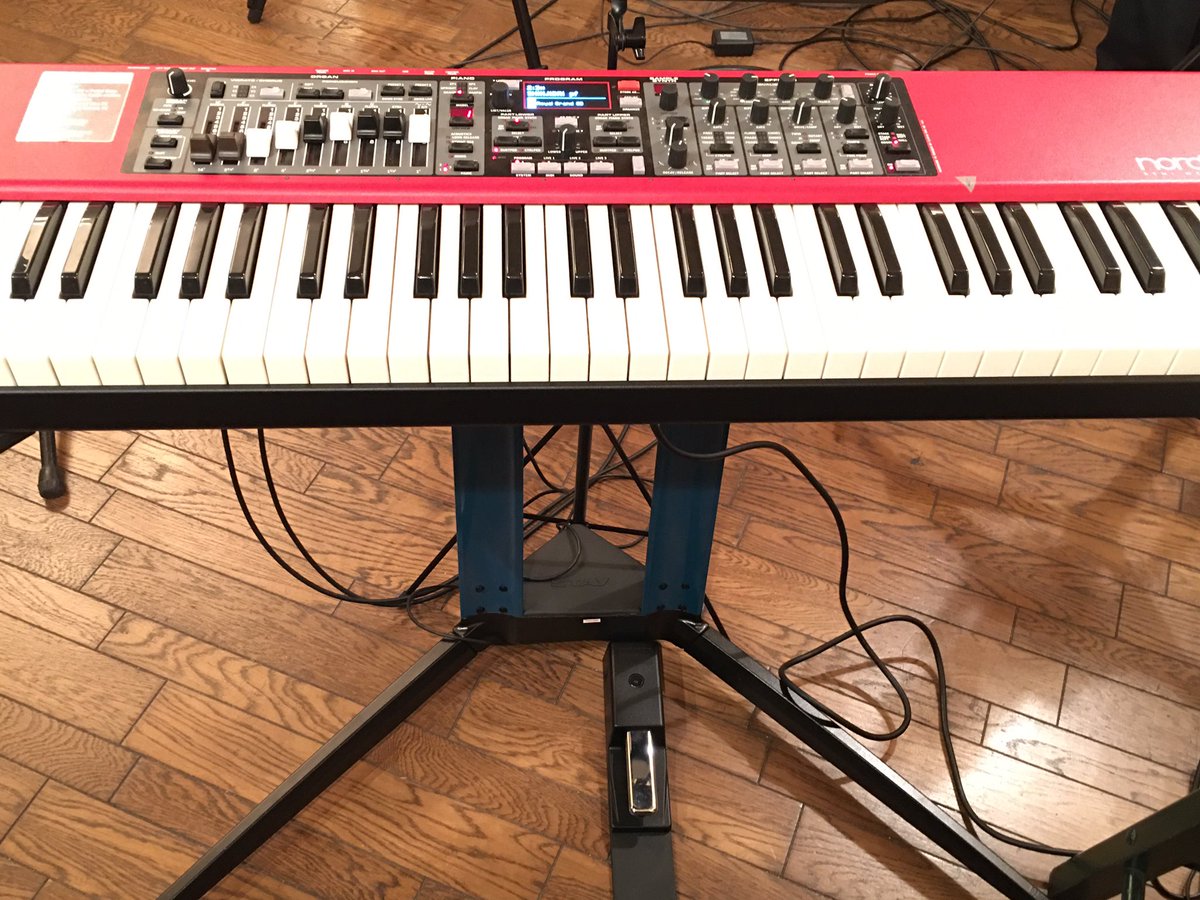 Uz_tnk's tweet photo. 【STAYの話】
先日の事、ブラジル発「STAY」のスタンドを導入しまして。タイミング良く収録の現場がありましたので初使用してみました。意外に軽い。組み立ても簡単。足元もスッキリ。
なかなか良い感じです。機動性高いのはポイント高いよね〜😉
#stay 
#staymusic https://t.co/njCo5y5DSr