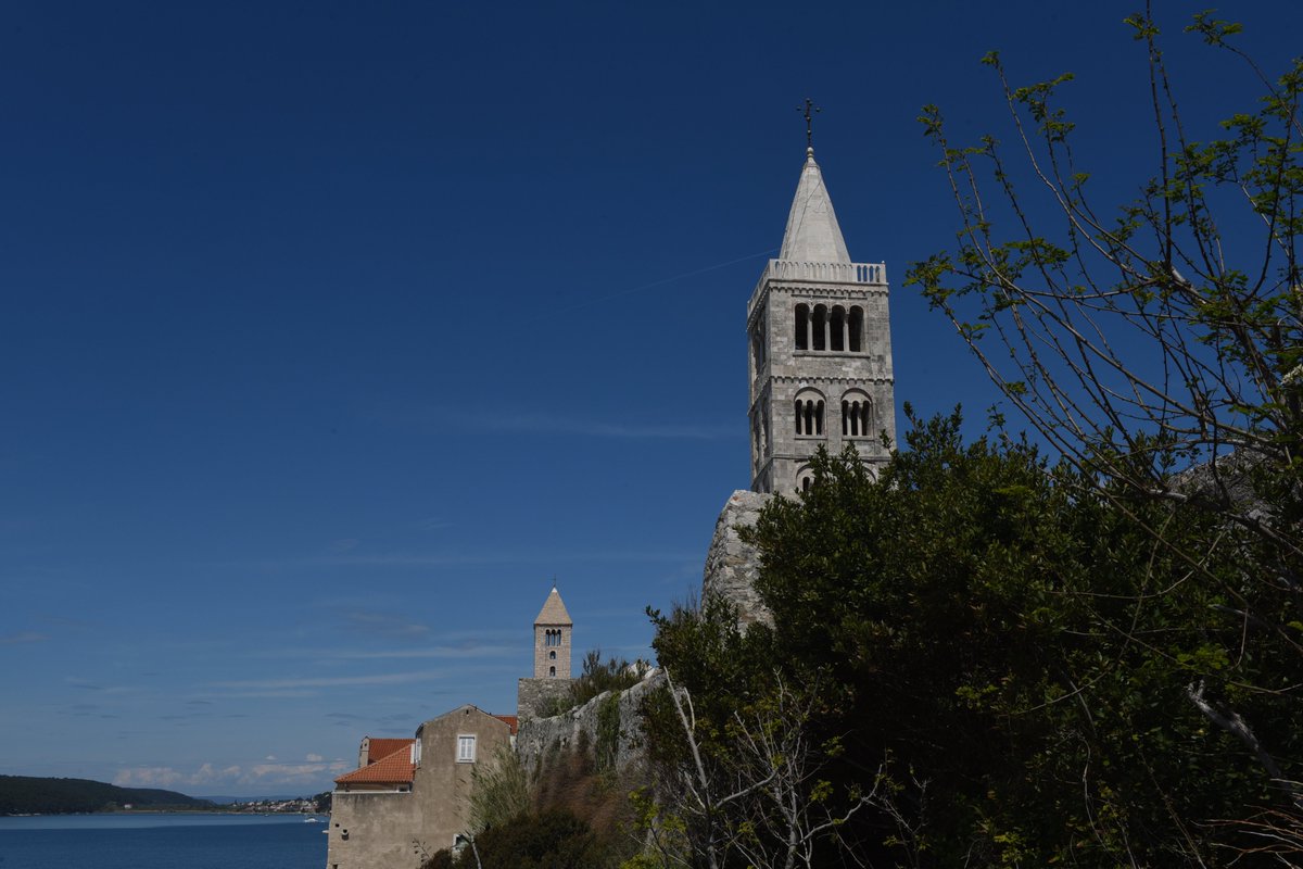 [FOTO] Praznični utrip z Raba: procesija, ki pričuje o močni in nepretrgani duhovni edinosti 🌞⛵️⛪️
bit.ly/42eQUTD