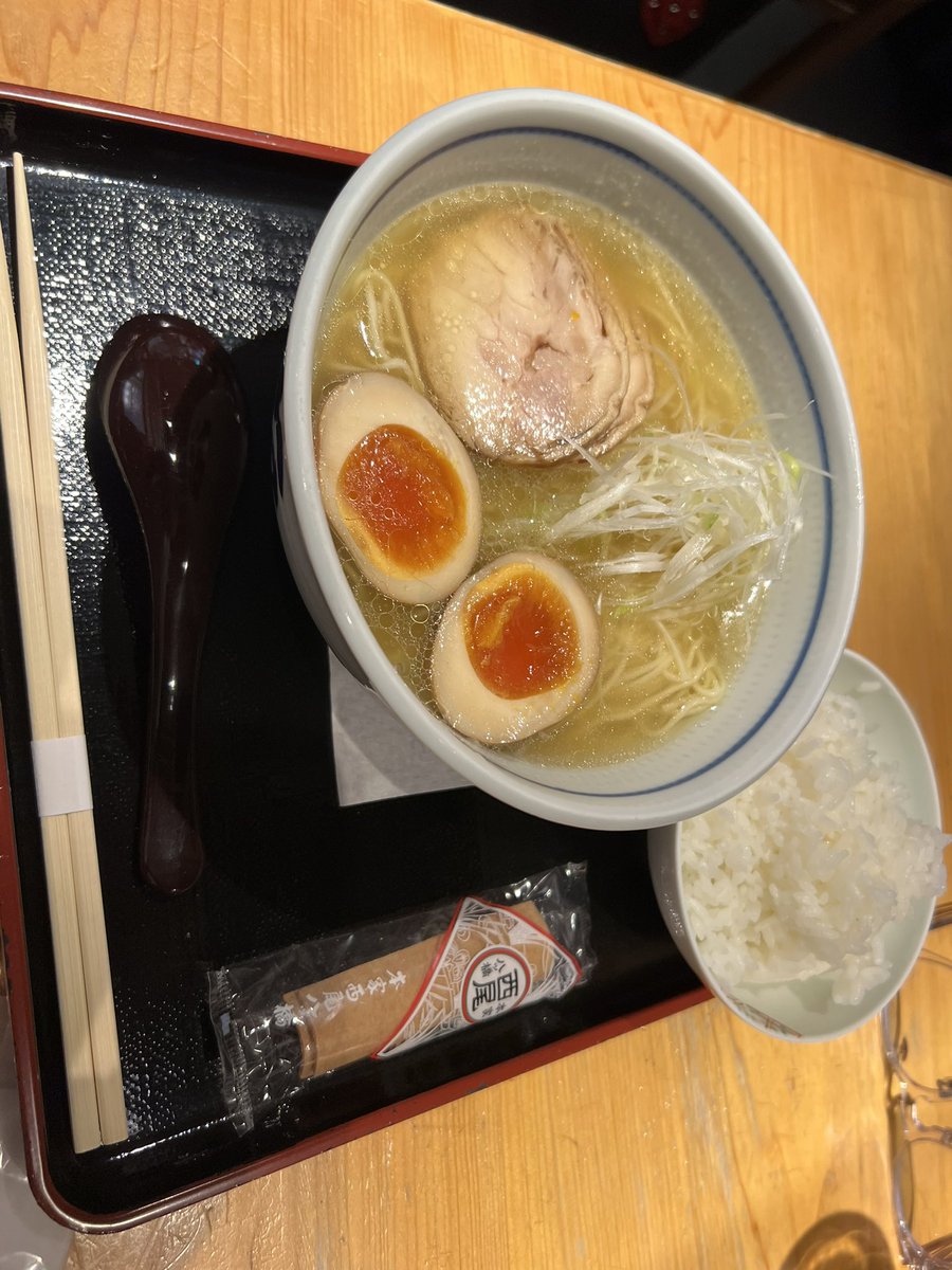 東京駅での昼ごはん。
昨日、素敵なメンバーとの会食で飲み過ぎたので、あっさり柚塩ラーメン。
美味しかったです。
#本家西尾八ッ橋 そば処 為治郎