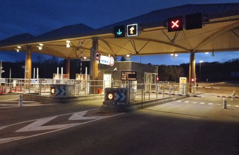 VINCIAutoroutes's tweet photo. 💡Sur l'ensemble de son réseau, #VINCIAutoroutes remplace les anciens éclairages par du LED afin de réduire les consommations d'énergies. #AmbitionEnvironnement2030 #AutorouteBasCarbone https://t.co/EfSUNXBj2n