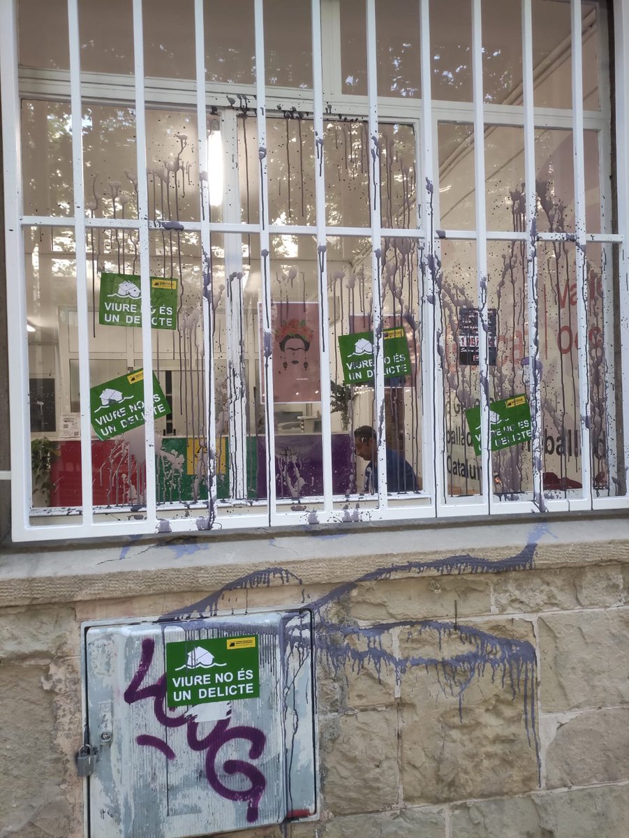 ugtvallesocc's tweet photo. Així tenim les seus a Terrassa i Sabadell. Un secret: l' acció sindical no només la fem als locals, haureu de gastar molt + en pintura i enganxines per arribar a tots els centres on es fa sindicalisme de veritat, no de bandalisme i "postureo" com aquest
@ugtcatalunya @RMB_UGTcat https://t.co/I5YUXO4s3t