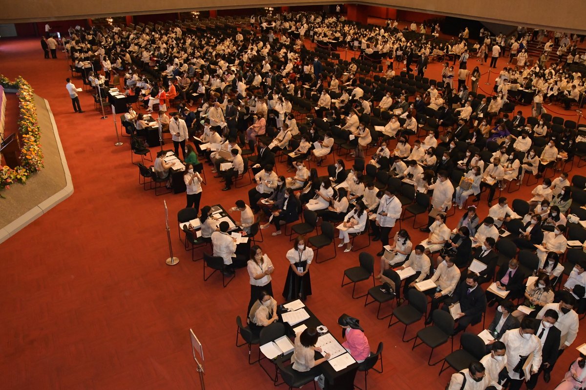 SCPh_PIO's tweet photo. READ: #Bar2022 Passers Take Oath, Sign Roll as New Lawyers
#GetThatBar2022
https://t.co/D9pihq76Vr https://t.co/udSrZpgtJ0