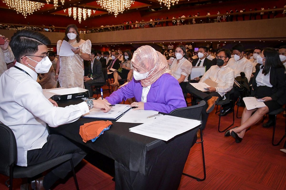 SCPh_PIO's tweet photo. READ: #Bar2022 Passers Take Oath, Sign Roll as New Lawyers
#GetThatBar2022
https://t.co/D9pihq76Vr https://t.co/udSrZpgtJ0