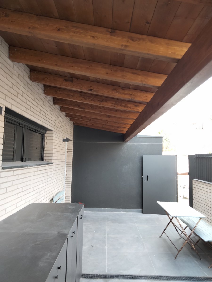 FustMar's tweet photo. Pèrgola adosada de 700 cm X 200 cm. Barnizada en color nogal y cubierta con madera machiembrada + lona impermeable + tegola americana. 
Madera laminada y fijado con platinas interiores. 
@fustmar  https://t.co/SUggNrAo5p https://t.co/y6VdSCtXSn