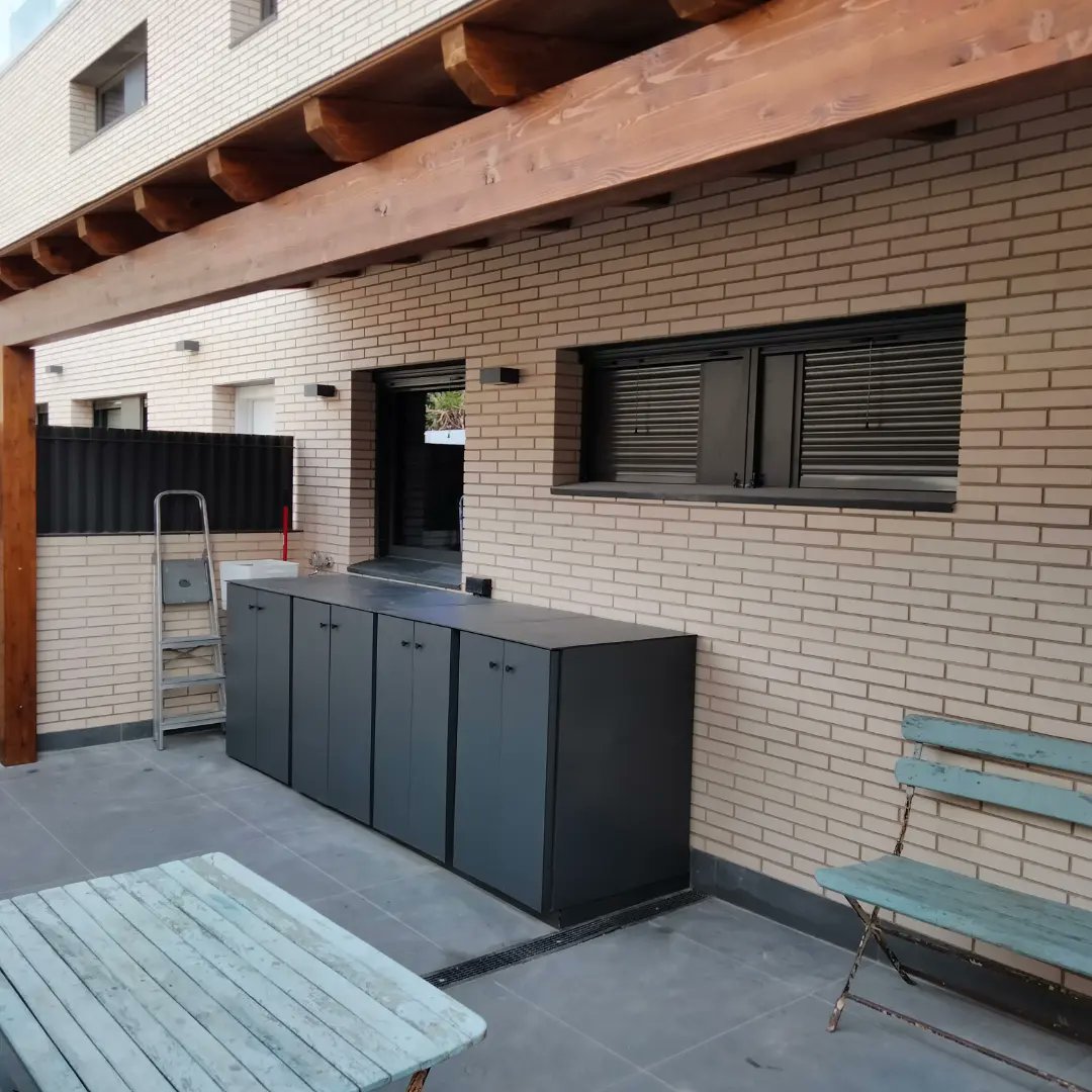 FustMar's tweet photo. Pèrgola adosada de 700 cm X 200 cm. Barnizada en color nogal y cubierta con madera machiembrada + lona impermeable + tegola americana. 
Madera laminada y fijado con platinas interiores. 
@fustmar  https://t.co/SUggNrAo5p https://t.co/y6VdSCtXSn