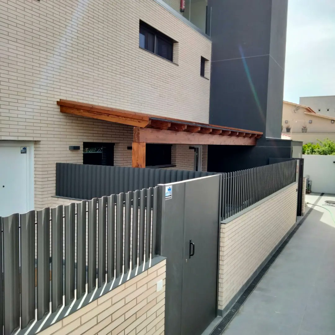 Pèrgola adosada de 700 cm X 200 cm. Barnizada en color nogal y cubierta con madera machiembrada + lona impermeable + tegola americana. 
Madera laminada y fijado con platinas interiores. 
@fustmar  fustmar.com