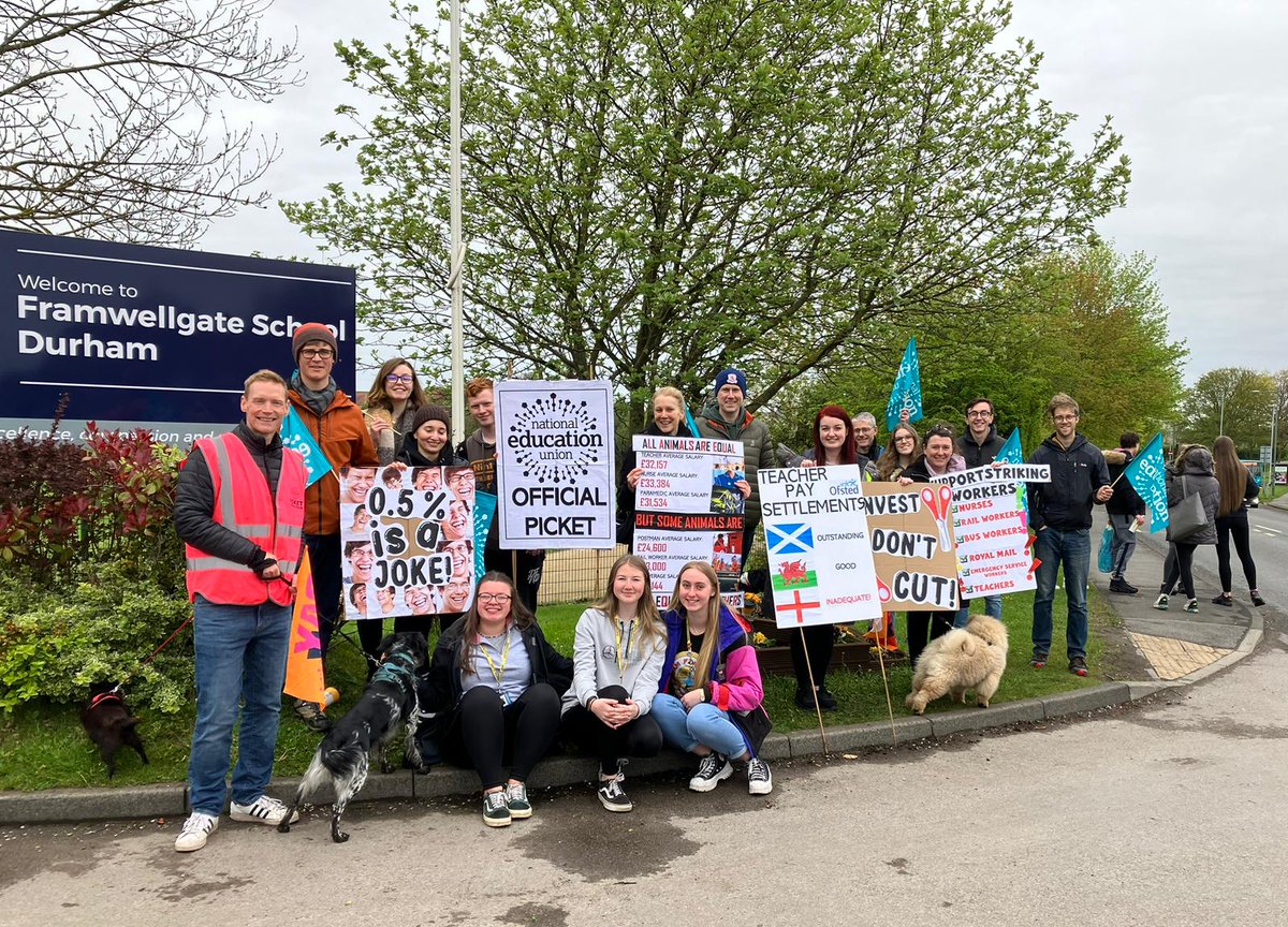 Fram, always Fram! Excellent placard work <a href="/FramHistory/">Alex Brown</a> and team! #PayUp <a href="/NEUnorthern/">NEU Northern</a> <a href="/NEUnion/">National Education Union</a>
