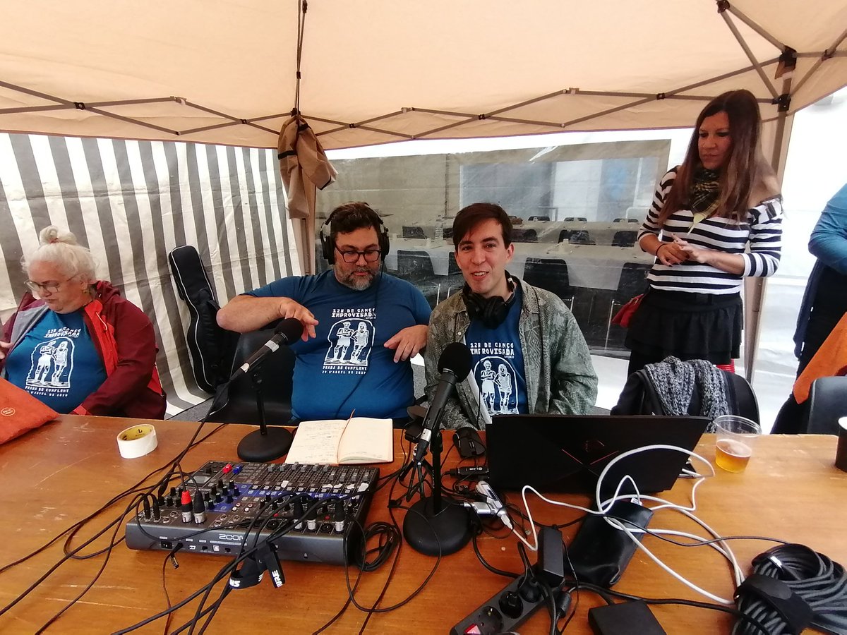 NewsNeus's tweet photo. La festa de la #glosa de #Prada va tenir ràdio, #musica, #castells, #corrandes i... Pluja, per fi!!!
Gràcies, un cap de setmana complert a #CatalunyaNord!!!
@oplcat #oplcat @GlosaConflent @LluisPuigGordi https://t.co/g63JaYLSVW