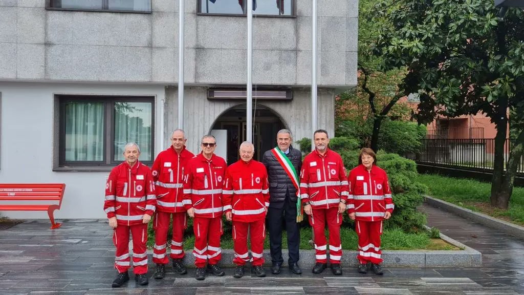 AugustoMoretti6's tweet photo. Stamattina ho avuto il piacere di issare la bandiera della #CroceRossa insieme ai volontari peschieresi: sarà esposta per tutta la settimana, dall'1 all'8 maggio, davanti al nostro Palazzo comunale che illumineremo di rosso come segno di festa e orgoglio

Settimana Croce Rossa https://t.co/vwqHbOSUXu