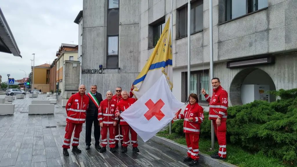 AugustoMoretti6's tweet photo. Stamattina ho avuto il piacere di issare la bandiera della #CroceRossa insieme ai volontari peschieresi: sarà esposta per tutta la settimana, dall'1 all'8 maggio, davanti al nostro Palazzo comunale che illumineremo di rosso come segno di festa e orgoglio

Settimana Croce Rossa https://t.co/vwqHbOSUXu
