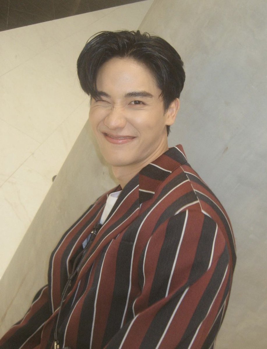 มอนิ่งด้วย รูปยิ้มหวาน คุณตะวัน
ทำสุขสันต์ ทันที ที่มองหา
ทำให้ยิ้ม ตาหยีตาม อีกด้วยหนา
คนนี้จ้า ตะวันวี ของทุกคน

ยิ้มเขาหวาน แสนสดใส ร้องเพลงเพราะ
เสียงเสนาะ ไพเราะหู มากรู้ไหม
การแสดง ก็แสนปัง ปรบมือให้
ไม่ใช่ใคร เตตะวัน ค่ะทุกคน

#เตตะวัน #tawan_V
#พี่เขาฮาและน่ารัก 555