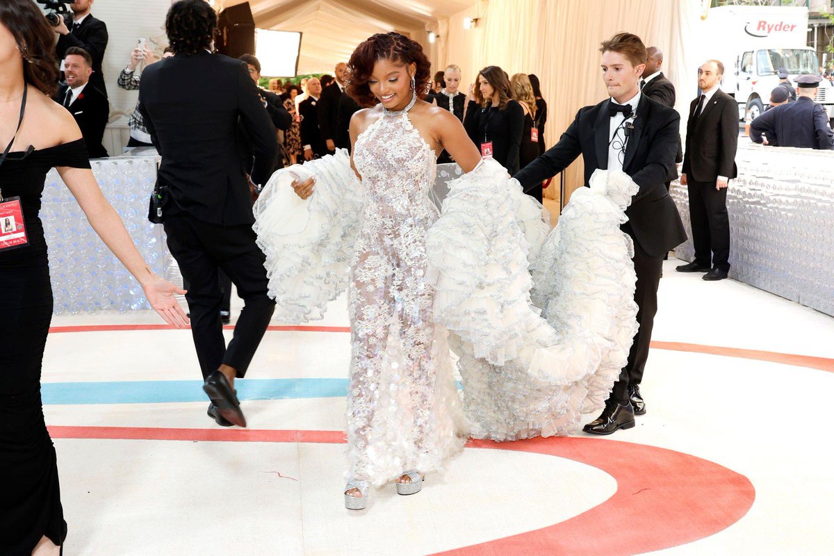 dieworkwear's tweet image. gotta say, one of the annoying things about gala commentary this year is how many ppl have nothing to contribute other than to say, &quot;fuck rich ppl.&quot; do you understand these things were made by skilled craftspeople? the clothes didn&apos;t pop out of a whizzing clothes-making machine?