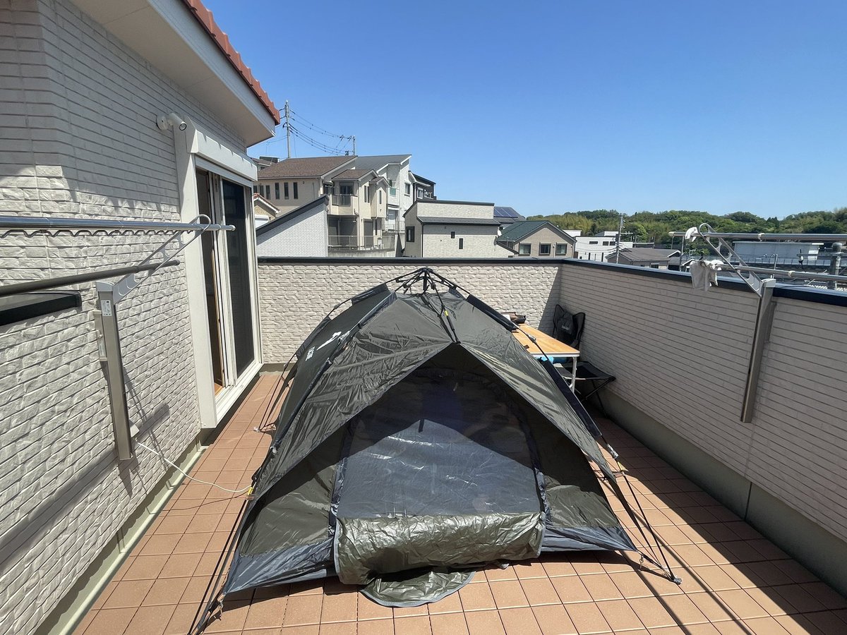 KoichiROGER's tweet photo. 屋上にテント張って焼そば食べながらYouTube見ているちびっこ。 https://t.co/BgsJtcRpIK