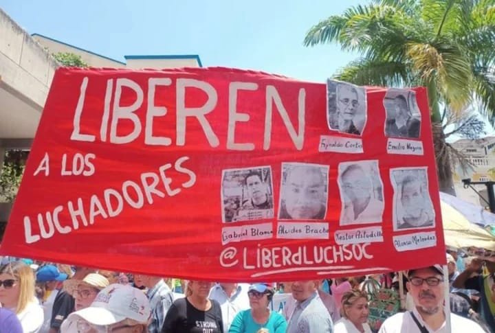 ComitePPOA's tweet photo. #02May 302 días Alcides Bracho... 301 días Alonzo Melendez y Emilio Negrín... 300 días Néstor Astudillo...299 días Reynaldo Cortés y Gabriel Blanco llevan secuestrados por el Estado y en proceso de juicio con un expediente amañado por un juez corrupto... #LiberenALosLuchadores https://t.co/7HE4CgEpdM