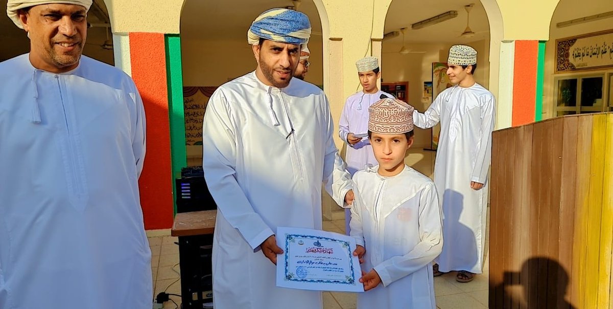 الأستاذ عيسى الشكري معلم لغة إنجليزية يكرم طلابه الذين حققوا مستويات تحصيلية متميزة خلال منتصف الفصل الدراسي الثاني، كان في تكريمهم الأستاذ طالب البادي معلم تقنية معلومات.
( صورة تعبر عن جانب من التكريم)