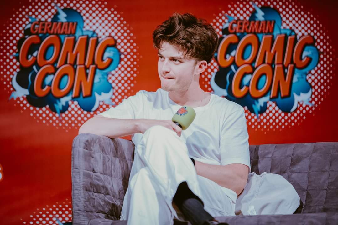 joe keery zone tweet media