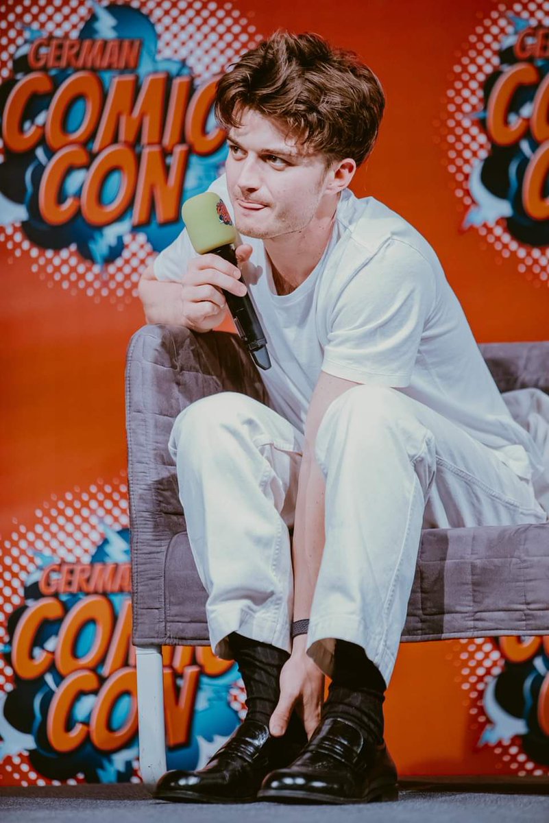 joe keery zone tweet media