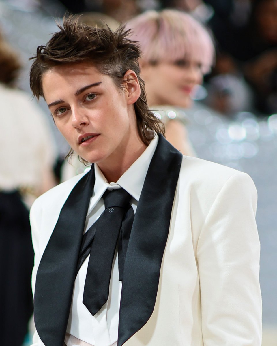ytzmaya's tweet photo. Kristen Stewart es esa morra que sabes que te va a mandar a terapia pero aun así aceptas y le dices que sí a todo 🤧

Es que vean ese traje que usó para la #MetGala ❤️‍🔥 https://t.co/8Pz9hcVkes