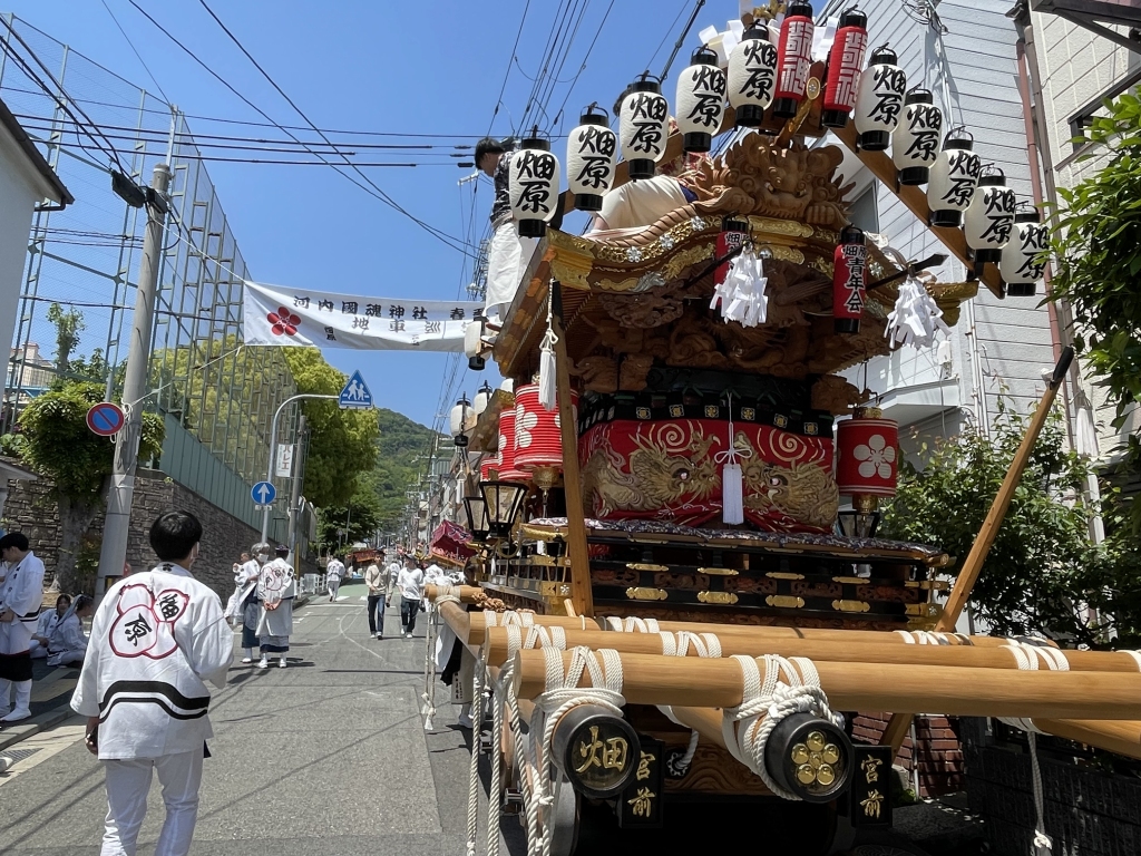 西灘は今日明日と五毛天神のだんじり祭である。朝から界隈にお囃子