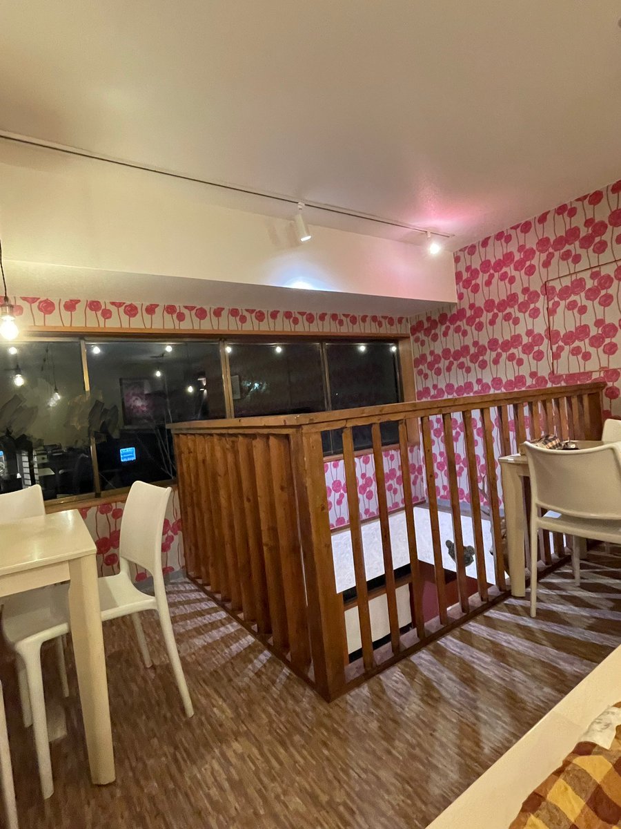 📗中の人のつぶやき📙
先日フリーペーパーを置かせていただいた「吉田チキン」さん！🍗
カリッとしたチキンとヨーグルトソースが合っていてとっても美味しかったです😋
メニュー全制覇したい欲に駆られています。中の人は2階席の壁紙が可愛くて興奮していました…！
おすすめのお店です！！