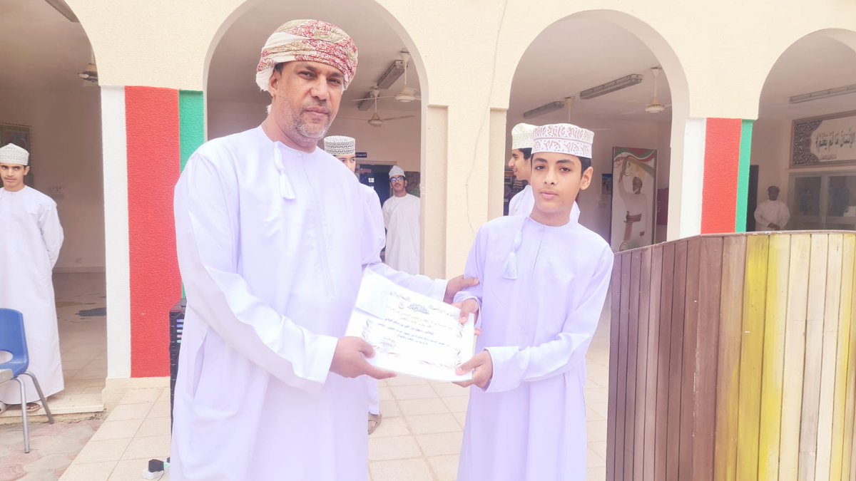 عندما تتسلل أشعة الشمس إلى ساحة الطابور، يتسلل معها فينظم ما يمكن تنظيمه ليبدأ طابور الصباح، ثم يرجع أدراجه في صفوف زملائه، مشهد يتكرر يوميا عند الطالب سهيل علي البادي، فما كان من مدرسة أبوذرالغفاري إلا أن تكرمه نظير هذه المبادرة وهذا التطوع، فحق لأهله ومدرسته الفخر.