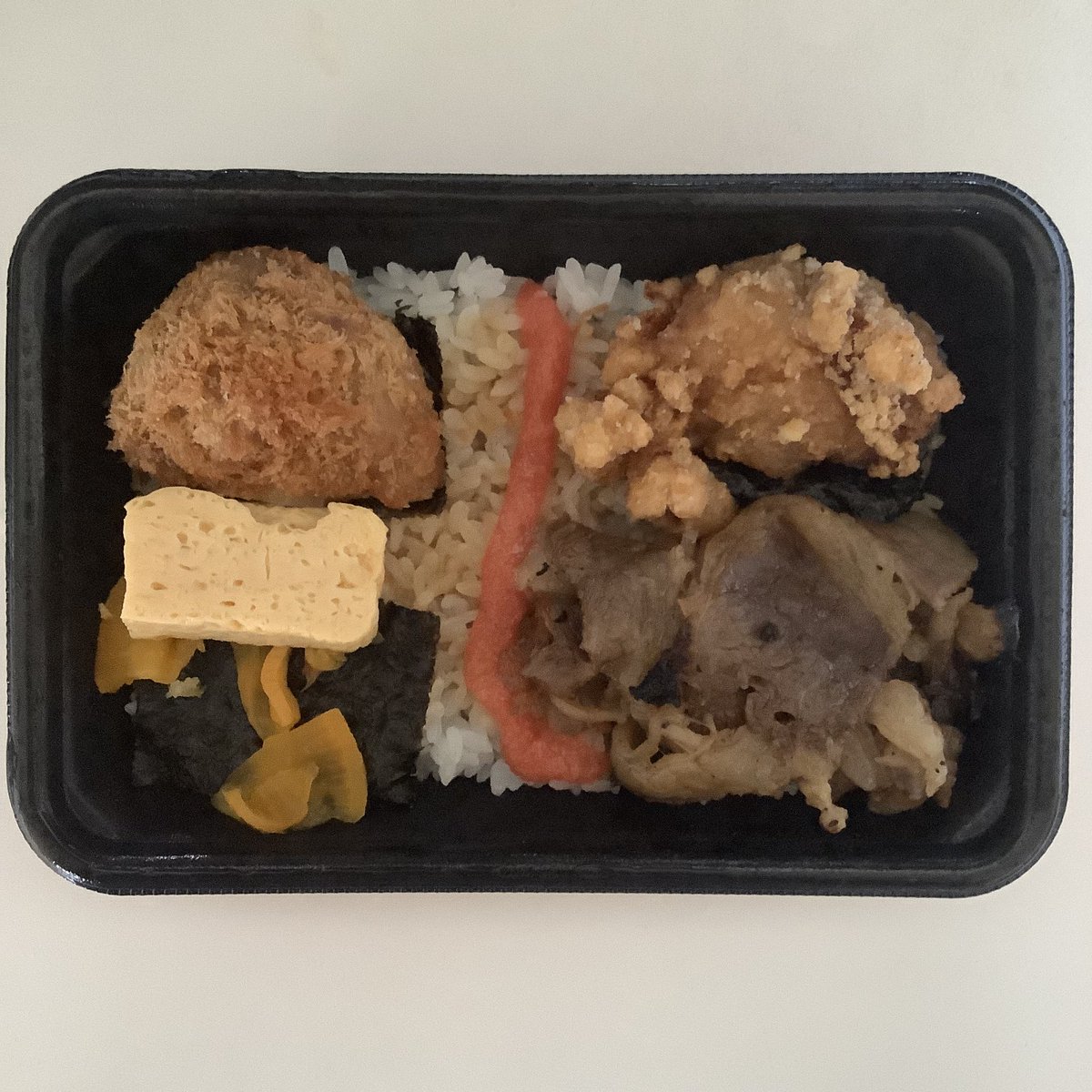 acala_naatha's tweet photo. お肉屋さんののり弁。焼肉弁当もあっのだけど、弁当=のり弁となってしまう自分が悲しい。でも、焼肉、から揚げ、コロッケとお肉屋さんならではで、美味しかった。
#のり弁 #焼肉 #から揚げ #コロッケ #肉屋の弁当 #卵焼き #meatflix https://t.co/UHgTsVZBAH