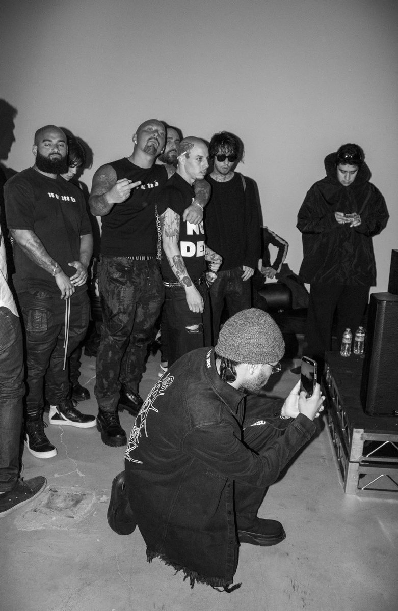 Coolin w my Friends &amp; taking pictures .