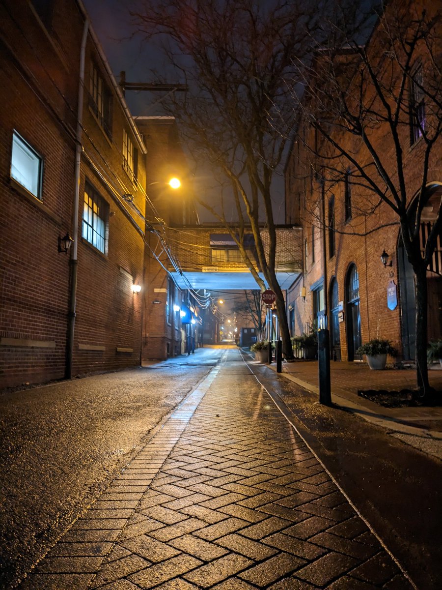 izzaciousD's tweet photo. @BikeMikeWest @AmericanFietser luckily theres still plenty of backstreets/alleys that are safe to walk/cycle on, all throughout the city https://t.co/L4poIfXDHh