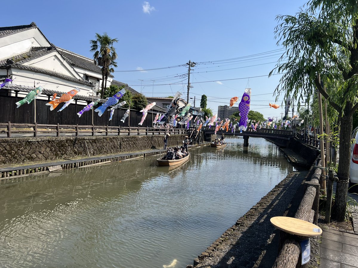 y_ochi44's tweet photo. 🎏#うずまの鯉のぼり🎏

昨日(5/1)は鯉の日⁉️恋の日⁉️だったみたいですね✨

「いいこい」とかけまして、１，１５１匹の鯉のぼり🎏が巴波川を彩っています✨
川沿いにベンチがあるので、休憩しながらゆっくり見られます😊

5/14(日)までやってますよー✨🎏

#栃木市
#鯉の日
#恋の日　
#巴波川 https://t.co/RzzboQ6EL6