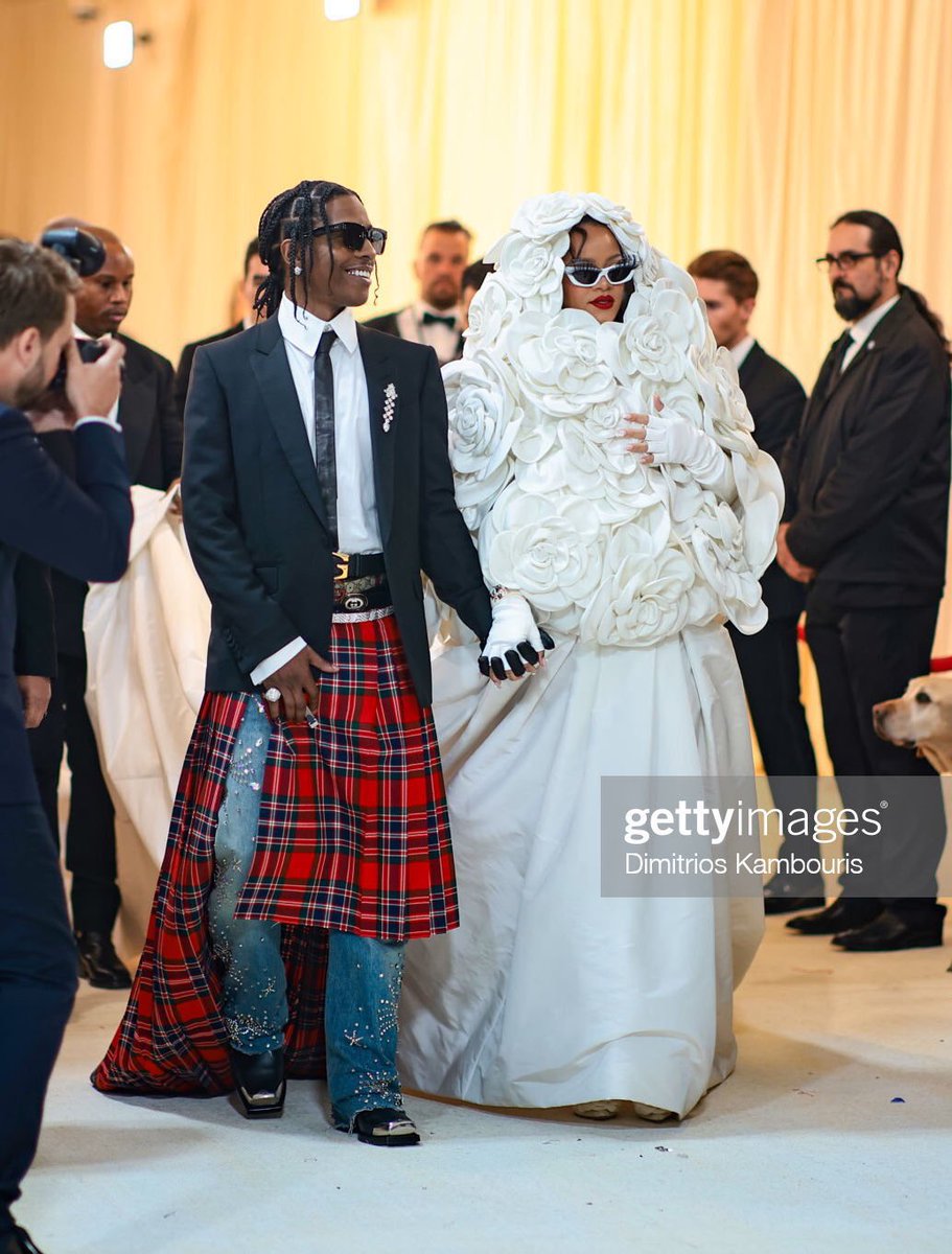 It's going to be another long day on African twitter when our broke Alphas start dissecting this picture