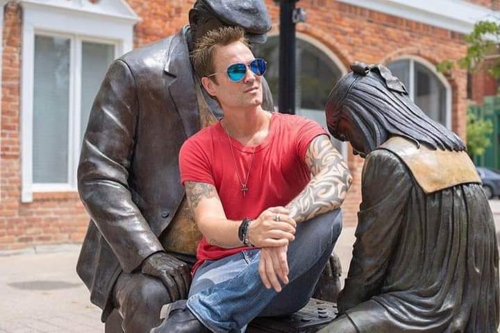I\d like to wish a happy 47th birthday to Jeff Gutt, lead singer of Stone Temple Pilots! 