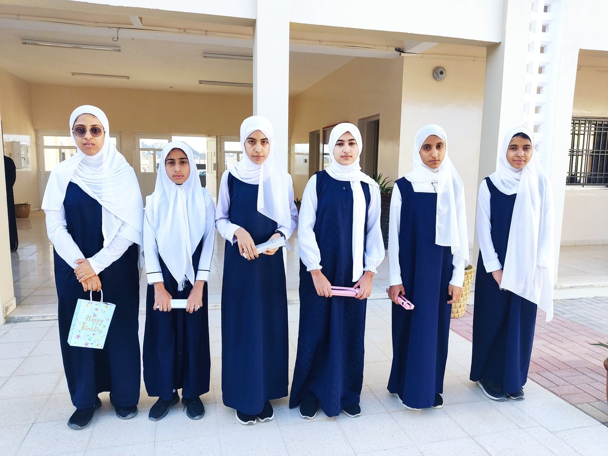 EduGovDhr7218's tweet photo. الأستاذة عالية الكلباني تكرم طالباتها المتميزات في مادة المهارات الحياتية من الحلقة الثانية . https://t.co/YpEn8PfDHQ