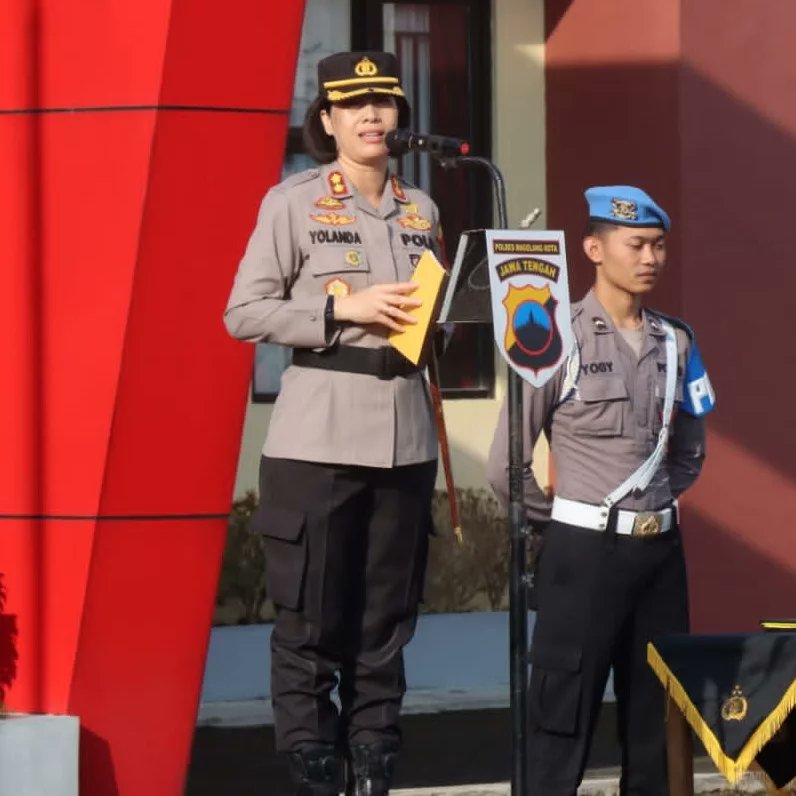 hmsresmglkota's tweet image. Satu personel Polres Magelang Kota, Ipda Untung Bambang Suprayogi mendapatkan kenaikan pangkat pengabdian. Upacara dipimpin langsung Kapolres Magelang Kota, AKBP Yolanda E. Sebayang di halaman Apartemen Mosvia Kota Magelang, Selasa (2/5/2023).

#polresmagelangkota #upacara