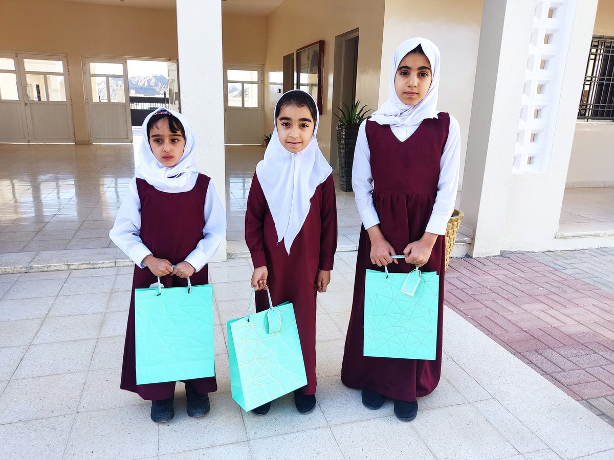 EduGovDhr7218's tweet photo. الأستاذة نوف البلوشي تكرم طالباتها المتميزات في مادة الفنون التشكيلية . https://t.co/lZB7Q74ZB4