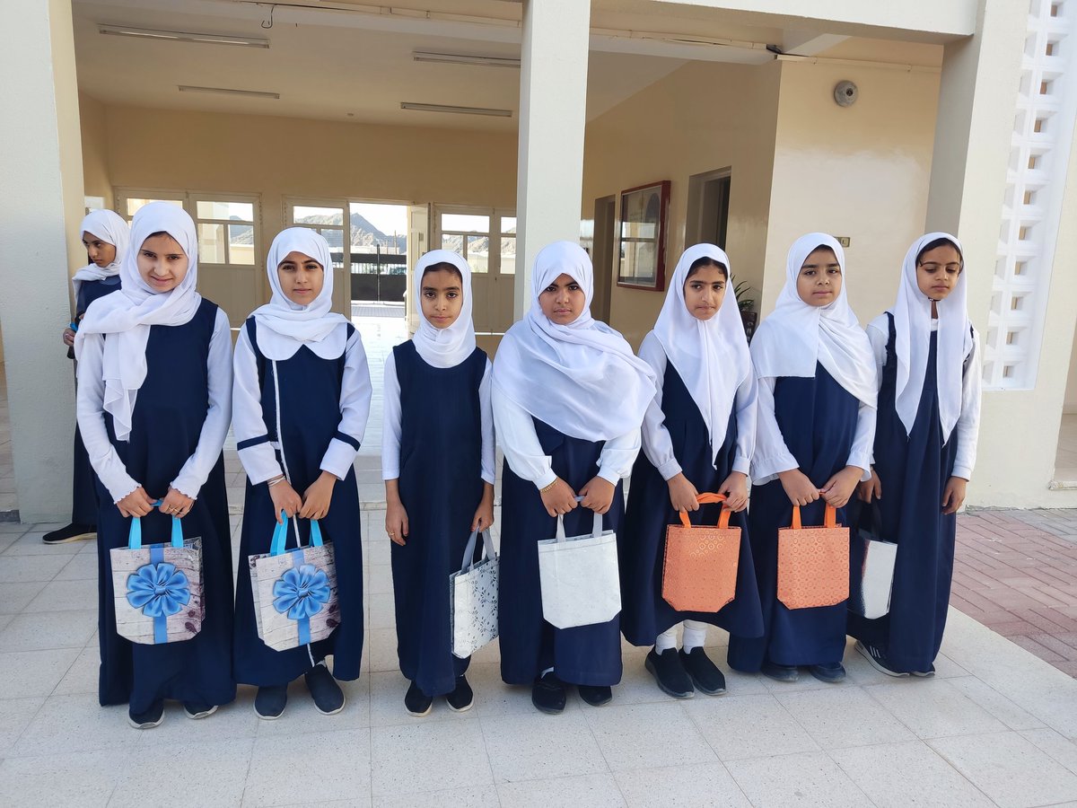 EduGovDhr7218's tweet photo. الأستاذة سهير العلياني تكرم طالباتها المتميزات في مادة الفنون التشكيلية . https://t.co/1DBecaSSQu