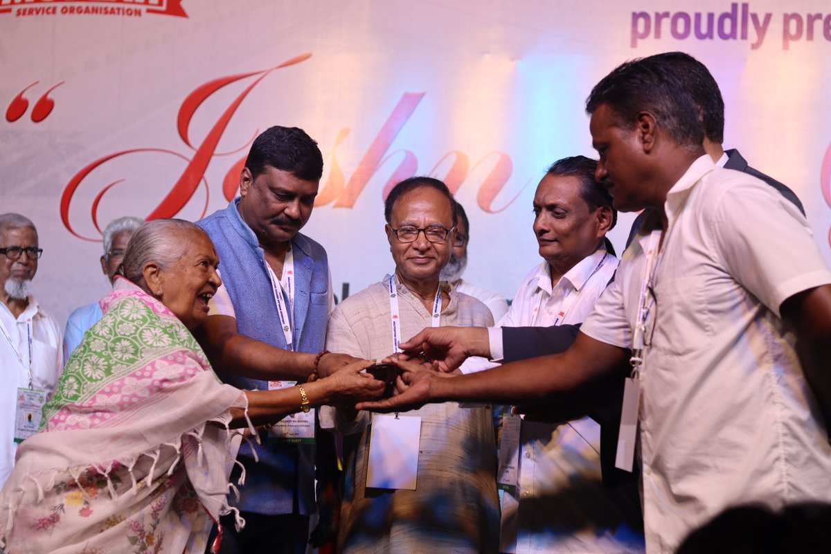 AMSOANI's tweet photo. As a gesture of affection towards the community, Sr. Leader of the Islands, Ms. Shanta Laxman Singh madam presented an antique and unique Indian Rupee Coin of 1919 to the President and GS of @AMSOANI  that she received from her grandmother.

#Jashn-e-Shatabdi
#100inAndamans https://t.co/BIWxasanqf