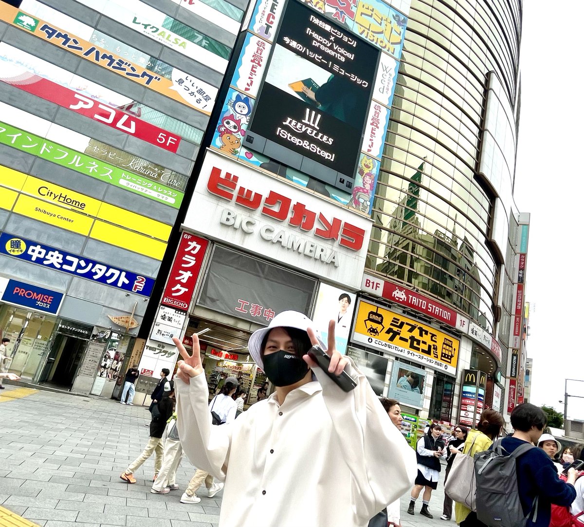 rbr5525's tweet photo. \|/ GW渋谷で遊んでる方へ \|/
渋谷、宮益坂交差点にある【渋谷愛ビジョン】(@NinjaHachi_ )にて5/4まで毎日14:00~14:05に...
🍾「Step&Step!」MVが流れます🎉
観てね👀
🎬MV本編はこちら
https://t.co/kYLTgD6YDF
#LEEVELLES
#ハッピーミュージック
#渋谷愛ビジョン
#hv1422 #jorf #ラジオ日本 https://t.co/NIPOtsPYm0