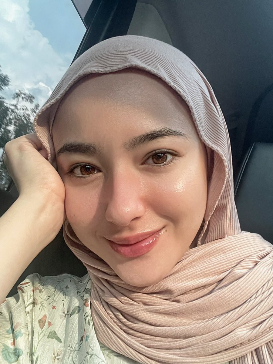 HANNAHDELISHA_'s tweet photo. If you were a flower, what would you be and why? 🌸🌷

I would be a Dahlia! Sebab @imamemy kata sama bulatnya🥹 https://t.co/Db7kYVikET