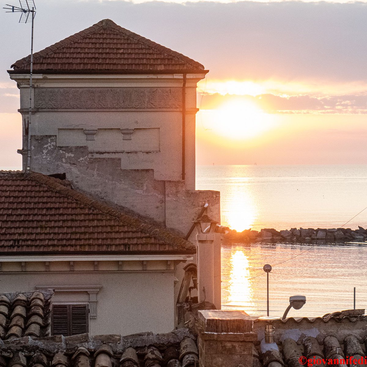 Porto San Giorgio, aprile 2023.
#alba
#portosangiorgio
#adriatico
#adriaticsea
#mareadriatico
#marche
#italia