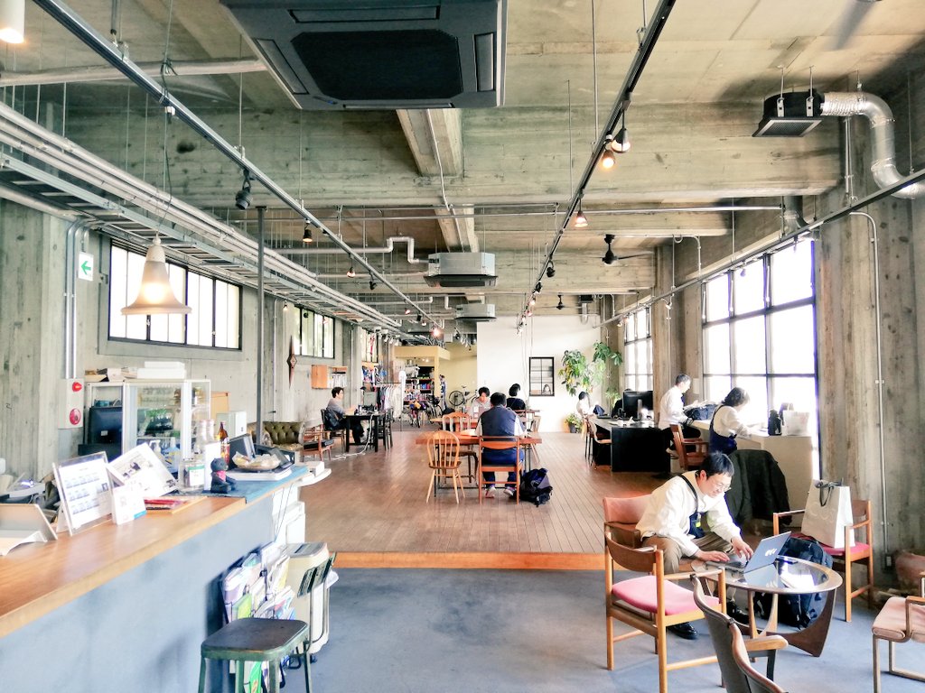 2023.5.2 13時台。会議室や個室もご利用があり、本日は施設内混み合っています。GWの谷間の平日は普段のメンバーの方と、旅行やワーケーションや帰省の方が混ざります。

尾道という場所ならではのコワーキングの光景かもしれませんね。