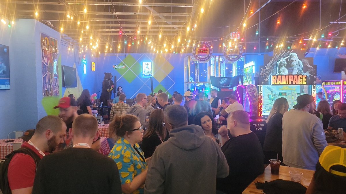 fadedmac's tweet photo. Kicking off the #MMSMOA festivities at the @theFairon41 with the #PatchMyPCparty crew and the rest of this awesome community! 🍻 #PatchMyPC @mmsmoa https://t.co/C72vCjBFfu
