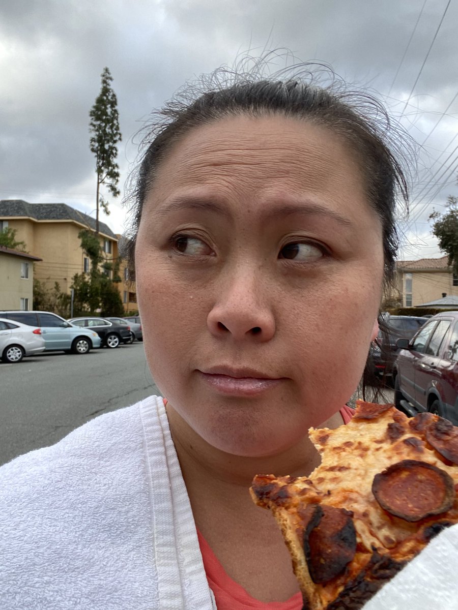 vietca's tweet photo. No, noooooooo. This is NOT me eating slightly charred pizza before my hot yoga class. Nope. 😅🤣🙃 #amiskinnyyet #thatsnothowthisworks #pizzaforlife https://t.co/zSsa3Q5k7O