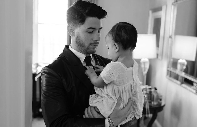 jbrosnews's tweet image. Nick Jonas with his daughter Malti before the #MetGala 🥹🫶