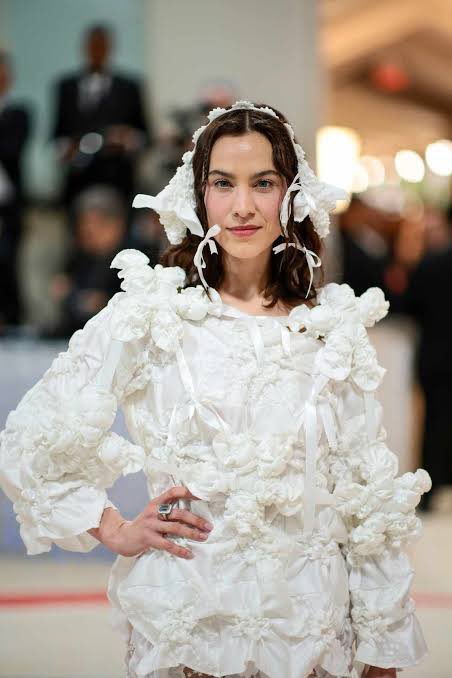 sophieverass's tweet photo. Its giving regency era mother receives a letter in the middle of the night. #MetGala https://t.co/LPK8jNjC57