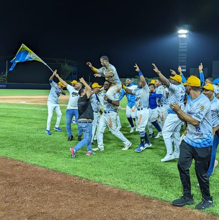 BitacoraPma's tweet photo. Final/10 | #BéisbolMayor #LSvsCO
Los Santos (1) 1 - 2 (3) Colón: En extra innings, Jorge Bishop fue el héroe y consiguió la del triunfo de forma increíble.
¡Colón cerca del campeonato!
Jorge Bishop: 3-1, 2B, 1CA
Jason Patterson: 4-2
LG: Alexander Ayala | LP: Steven Fuentes https://t.co/TeVcCyy6QQ