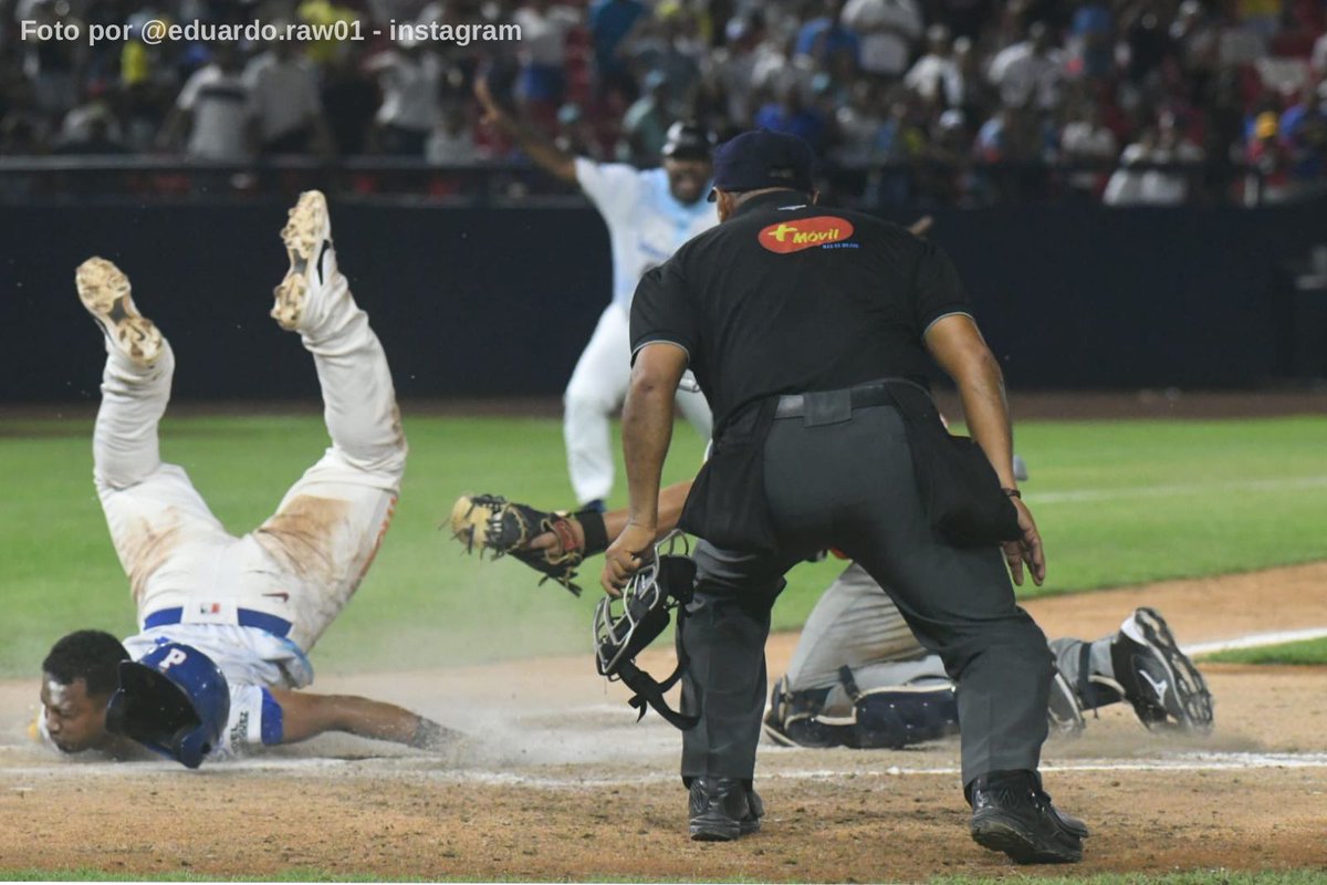 BitacoraPma's tweet photo. Final/10 | #BéisbolMayor #LSvsCO
Los Santos (1) 1 - 2 (3) Colón: En extra innings, Jorge Bishop fue el héroe y consiguió la del triunfo de forma increíble.
¡Colón cerca del campeonato!
Jorge Bishop: 3-1, 2B, 1CA
Jason Patterson: 4-2
LG: Alexander Ayala | LP: Steven Fuentes https://t.co/TeVcCyy6QQ
