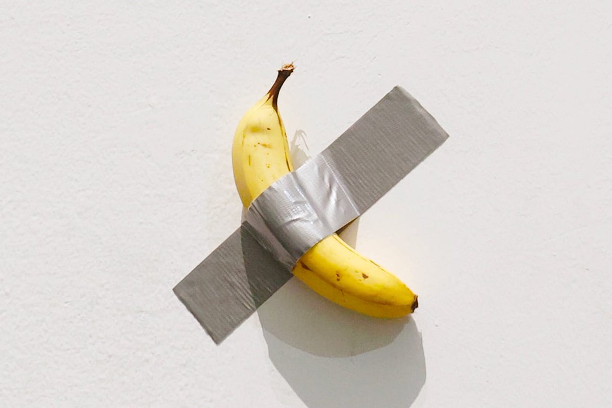 HYPEBEAST's tweet photo. Kid really munched on #MaurizioCattelan's banana installation for breakfast 🥲 https://t.co/mtGlSMQRV6 https://t.co/UBHJyb1uXL