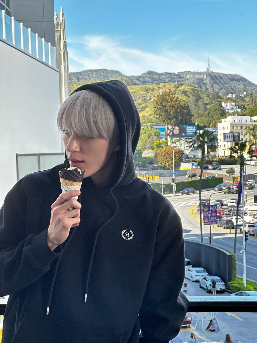 ㅤㅤㅤ
ㅤㅤㅤ230502  ꕥ  12:47
ㅤㅤㅤ— ⌕ loc disabled 

he's a scam, he said he'll have a little taste but ends up finishing my ice cream !!!! 😾
ㅤㅤㅤ