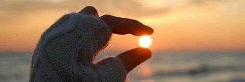 "Bir kadın, erkeğin gölgesinde yaşamayacak kadar akıllı; ama o gölgede dinlenmeyi bilecek kadar duygulu olmalı."

William Golding